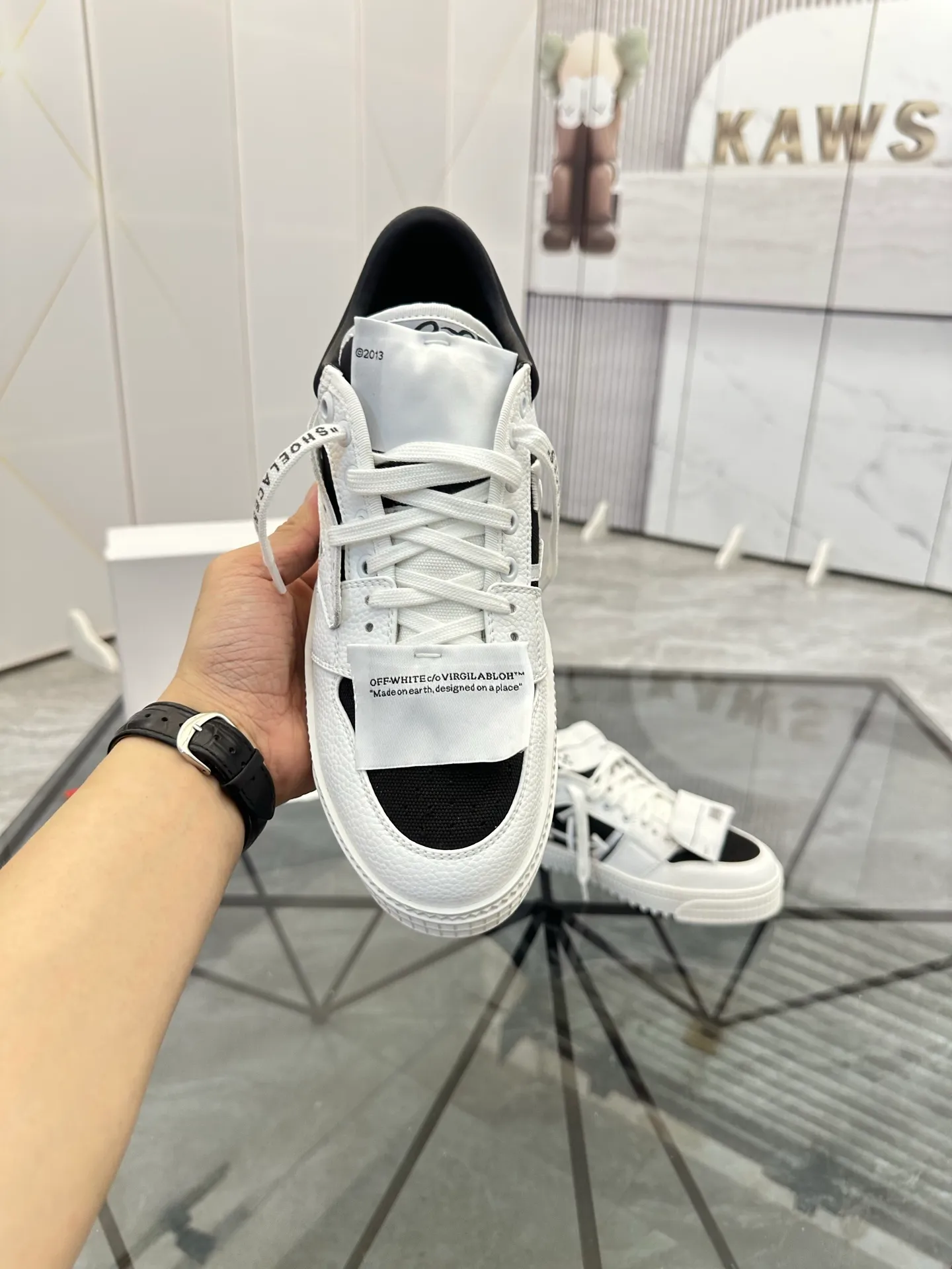 Selling men's shoes 💰: 💰P500¥ High-end top quality Product trademark: OFF WHITE *"OFF WHITE*" low-top casual shoes Regular size: 35-45 (can be customized to 46) Couple style Product materials: Upper imported first-layer cowhide stitched with original fabric, genuine leather lining, original outsole. No.: H203